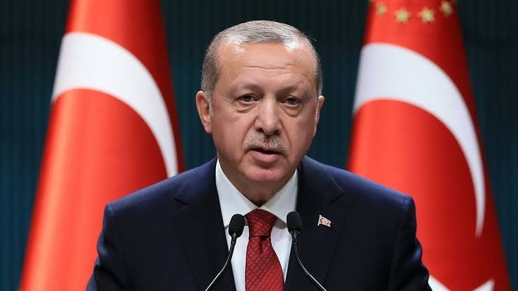 Political scene in Turkey amid growing concerns over opposition tensions and democracy debates.