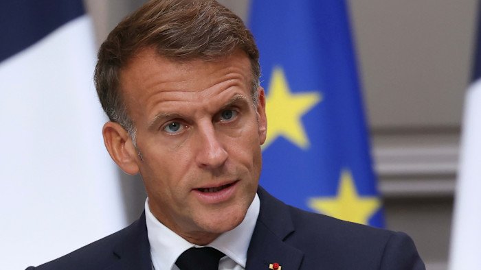 Euro falls amid France's fiscal problems and rising debt concerns